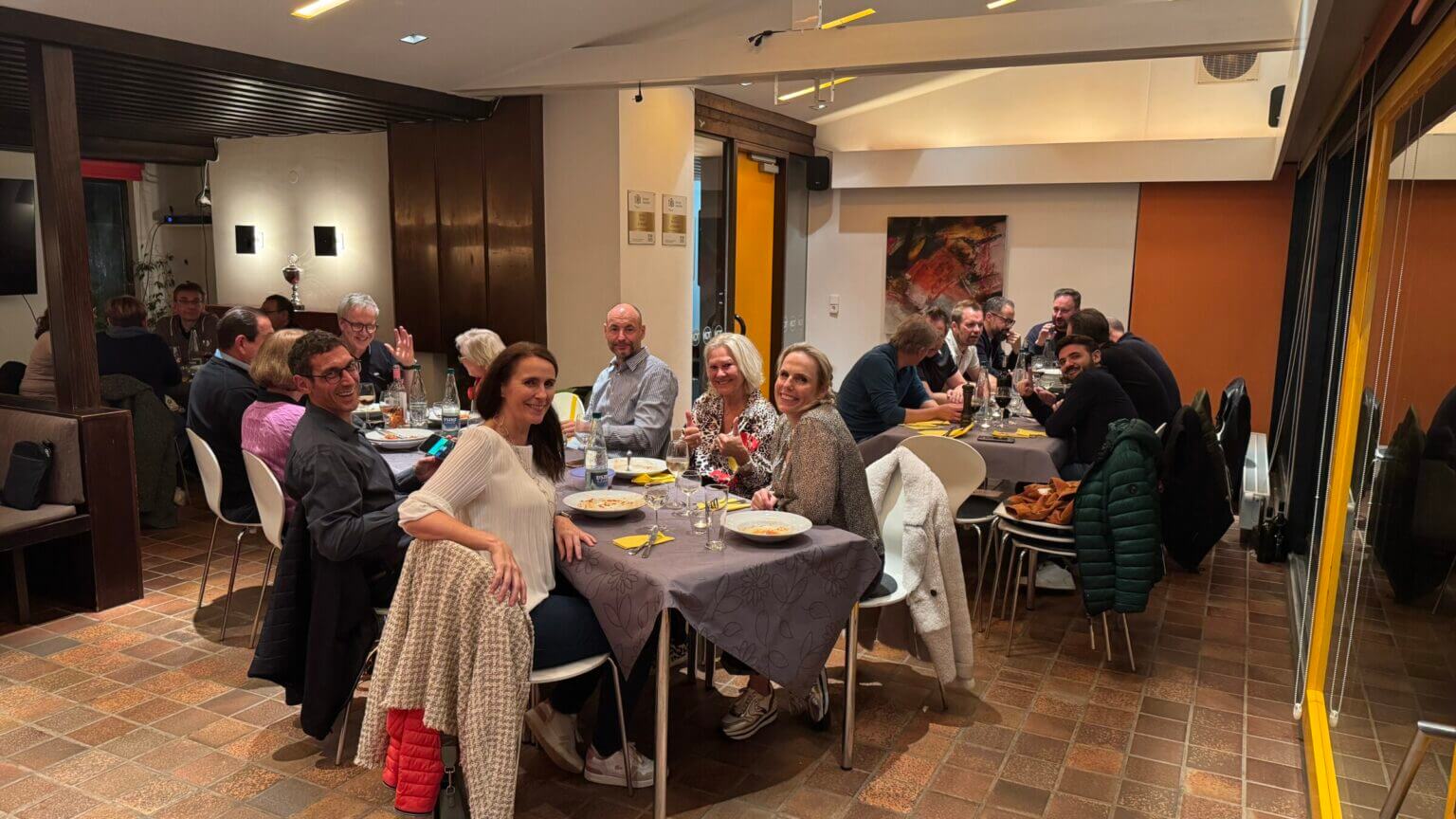 Gruppe von Menschen isst gemeinsam in einem Restaurant