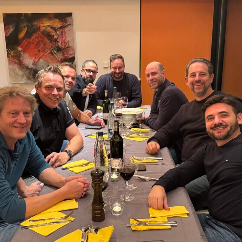 Männergruppe lächelt beim Abendessen im Restaurant