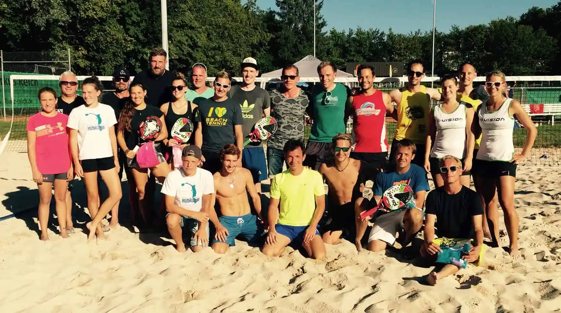 Gruppe von Spielern auf einem Beachtennisplatz