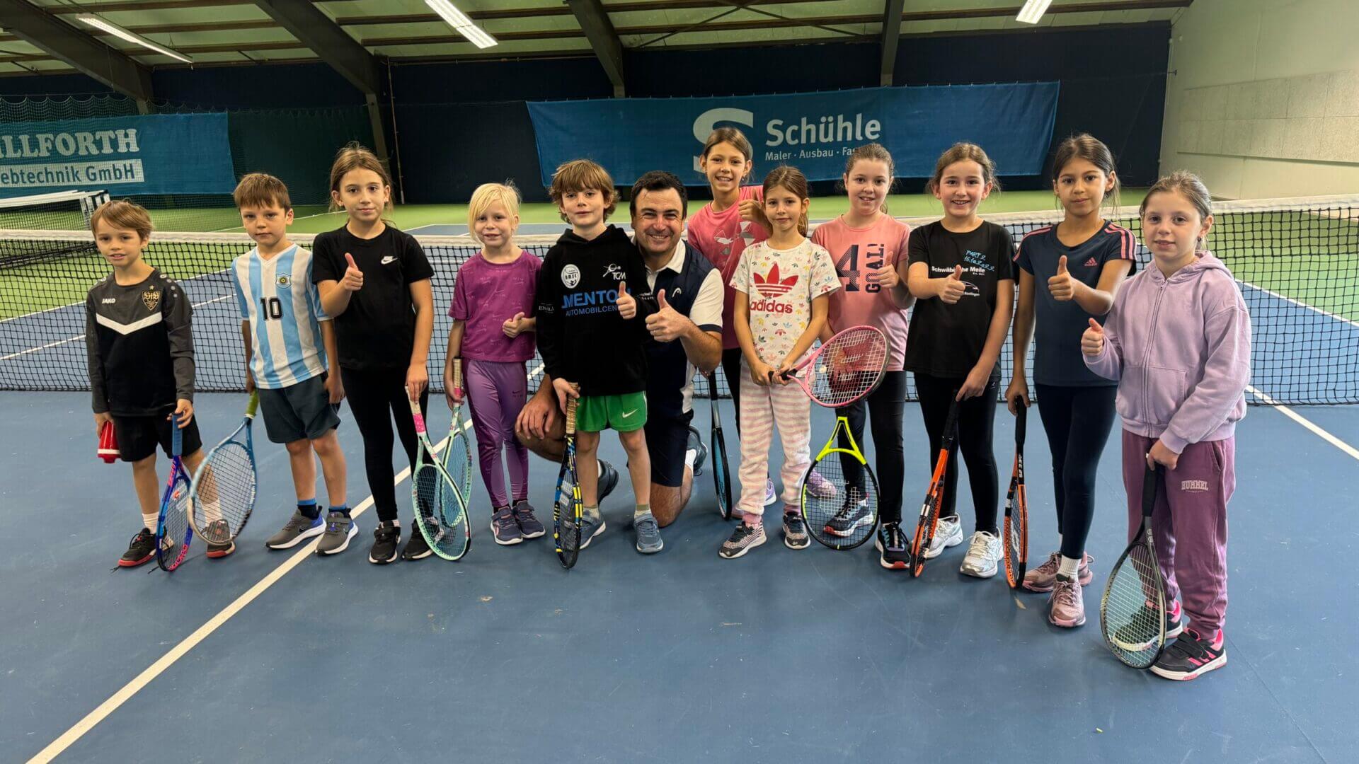 Kinder beim Tennistraining mit Trainer in Halle