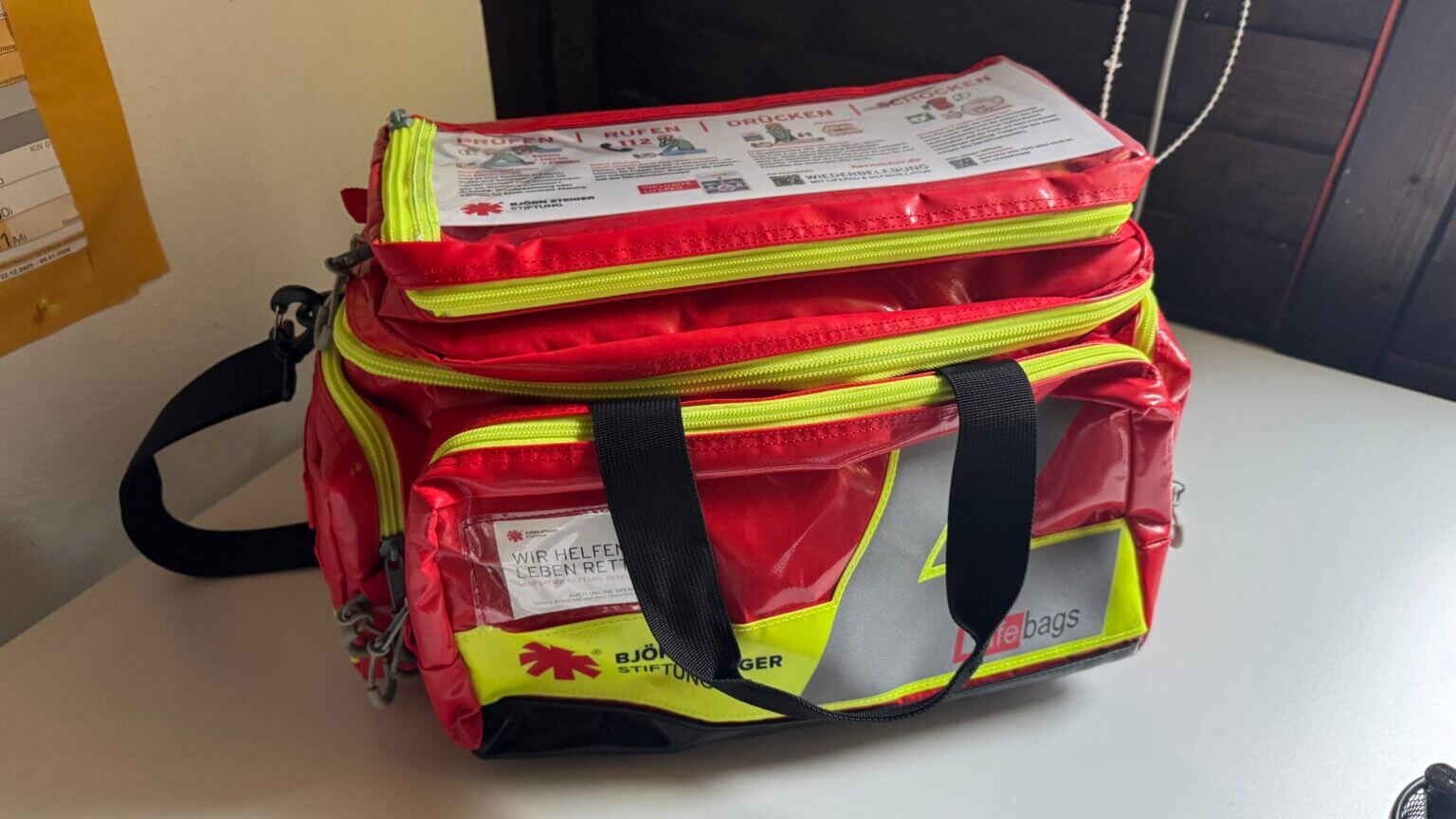 Rote Erste-Hilfe-Tasche auf einem Tisch