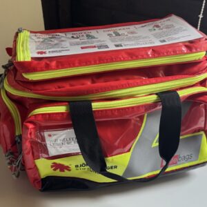 Rote Erste-Hilfe-Tasche auf einem Tisch