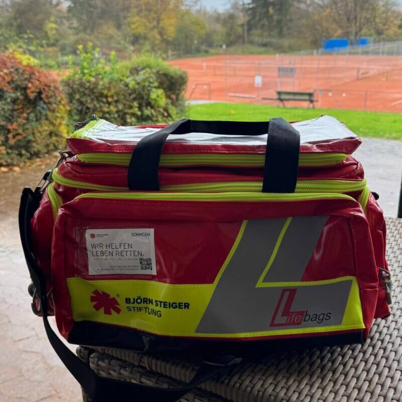 Rote Rettungstasche der Björn Steiger Stiftung draußen