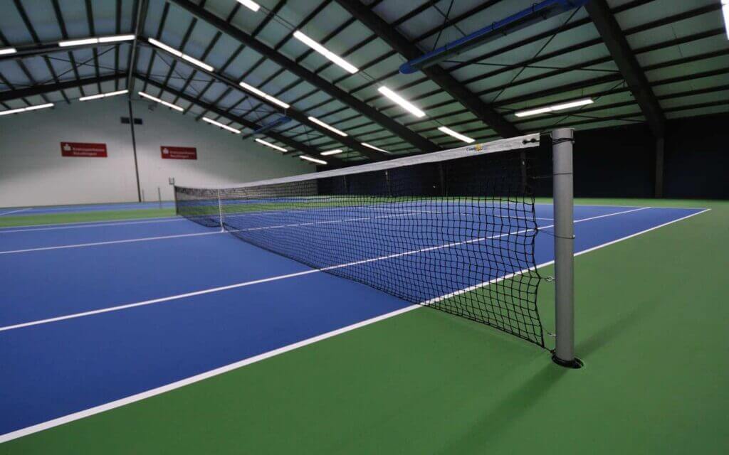 Innenansicht eines modernen blauen Tennisplatzes