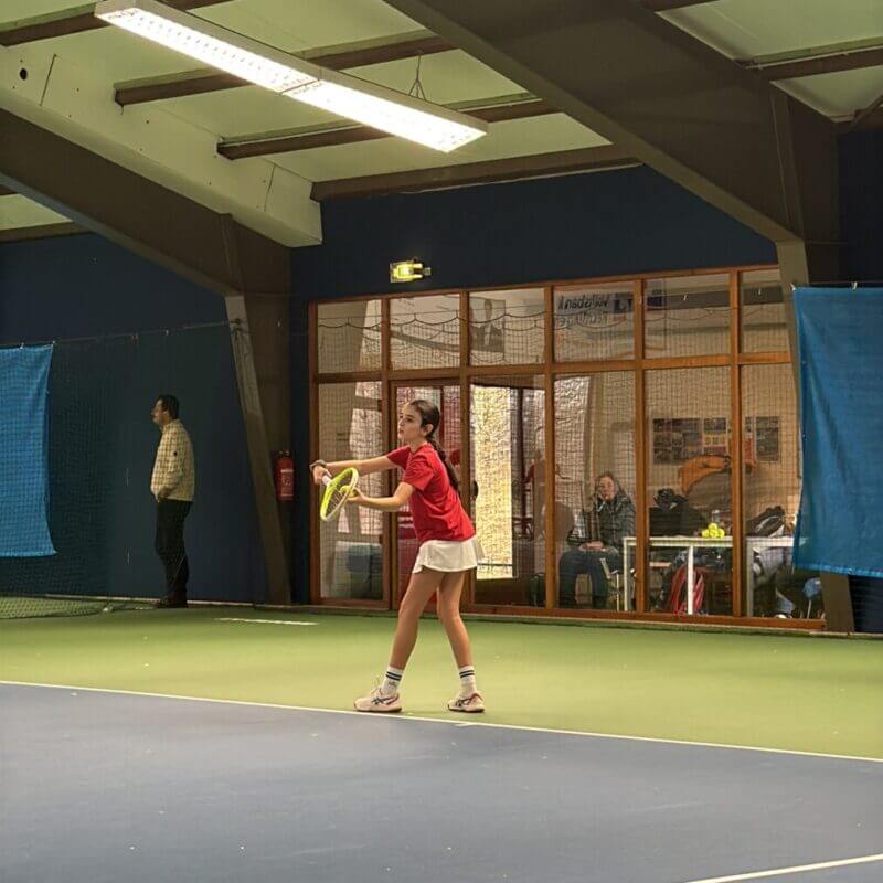 Iva Geljic beim Aufschlag